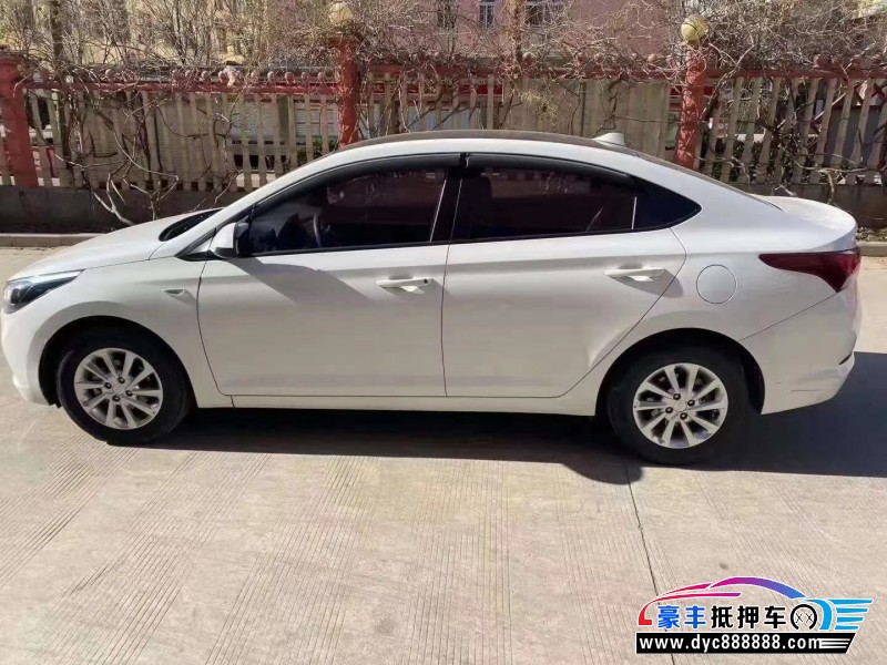 17年现代悦纳轿车