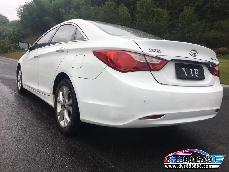 12年现代索纳塔轿车