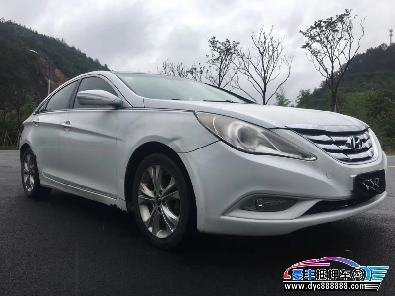 12年现代索纳塔轿车