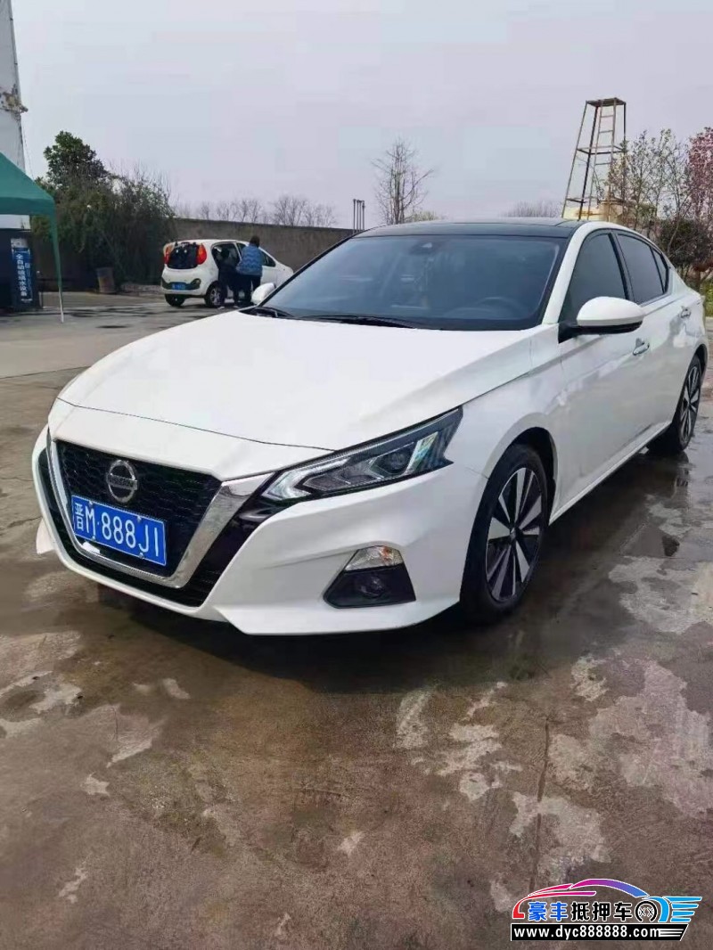 20年日产天籁轿车