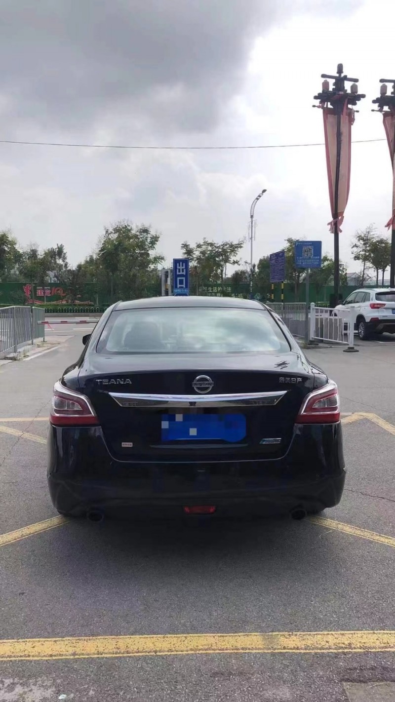 15年日产天籁轿车