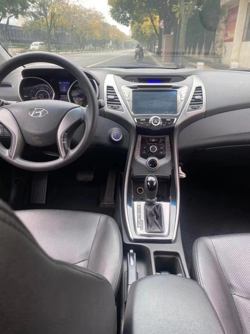 15年现代朗动轿车在售