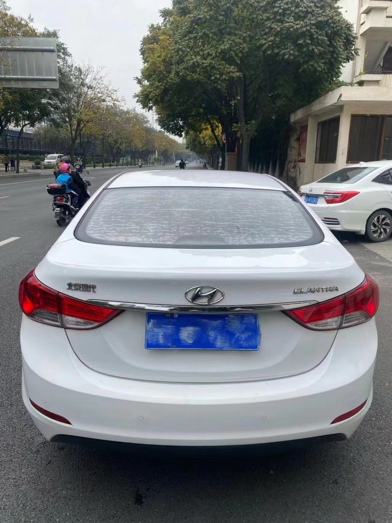 15年现代朗动轿车在售