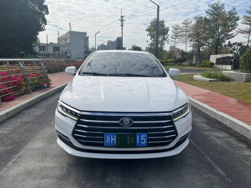 20年比亚迪秦轿车