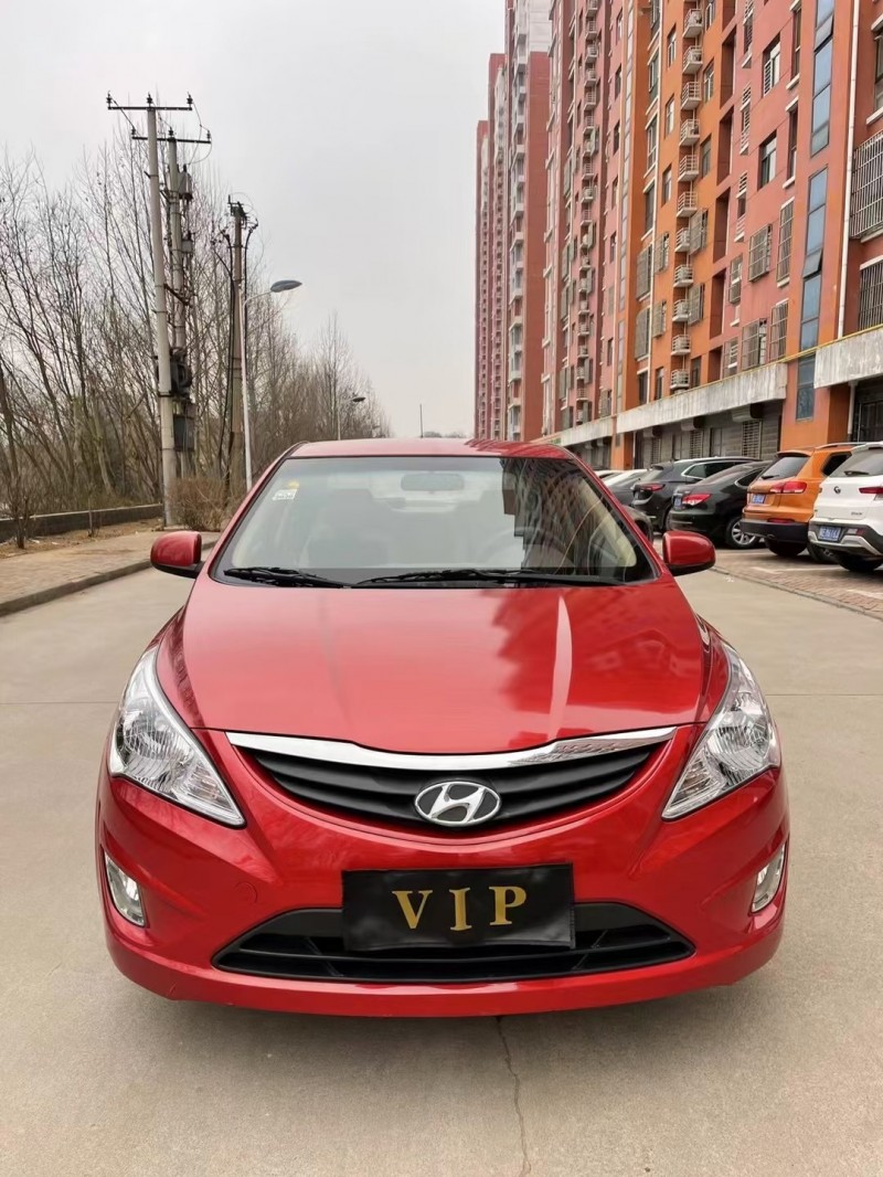 14年现代瑞纳轿车