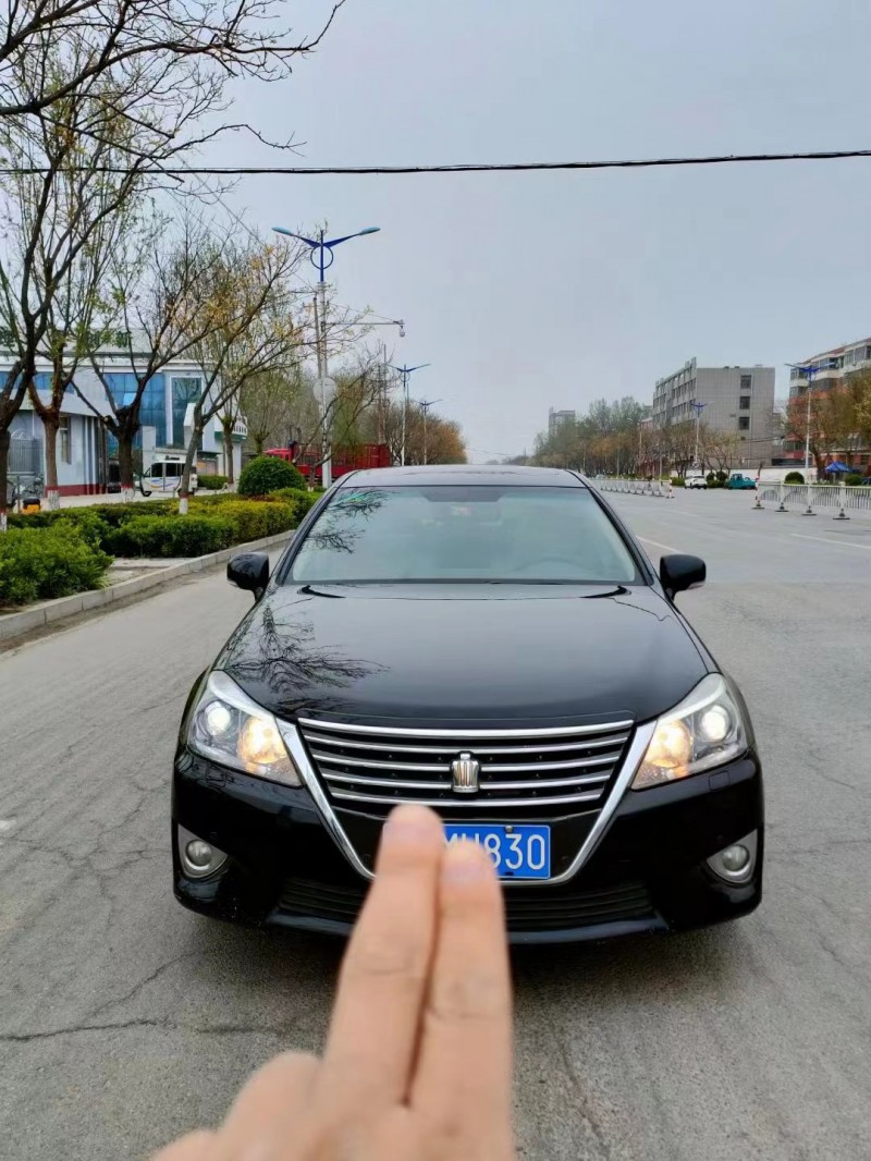 13年丰田皇冠轿车
