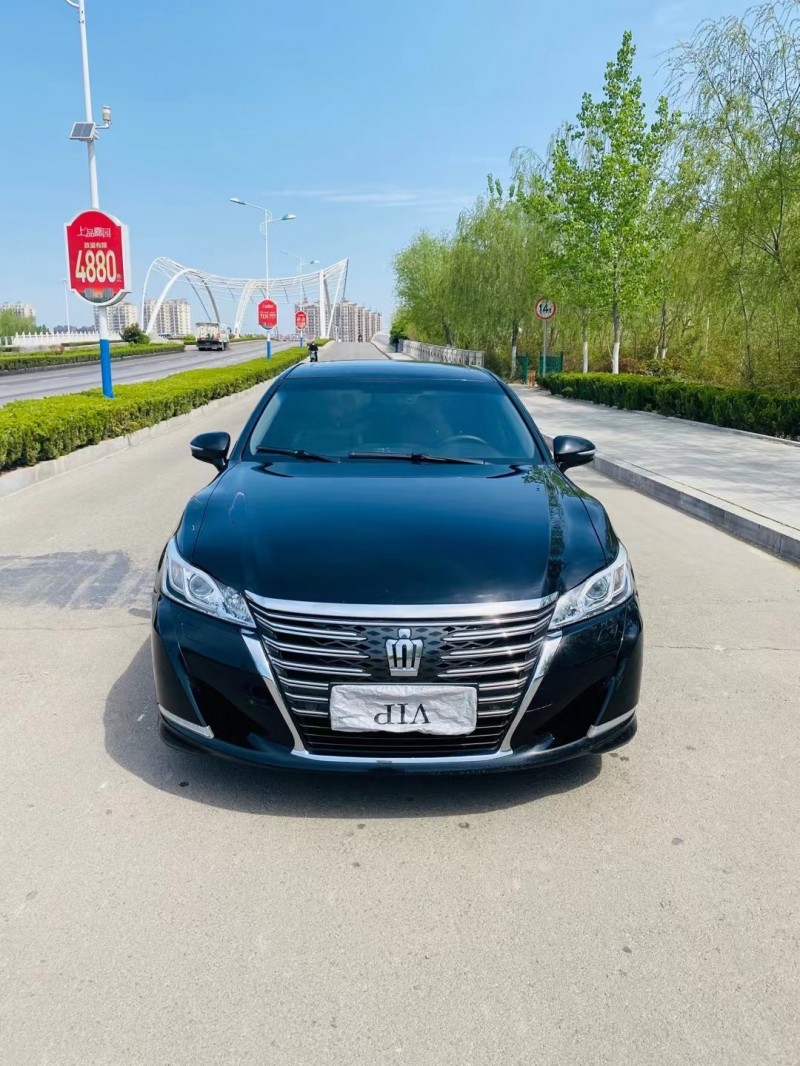 16年丰田皇冠轿车